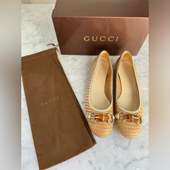 Gucci leather and raffia flats. - Picture 2 of 9